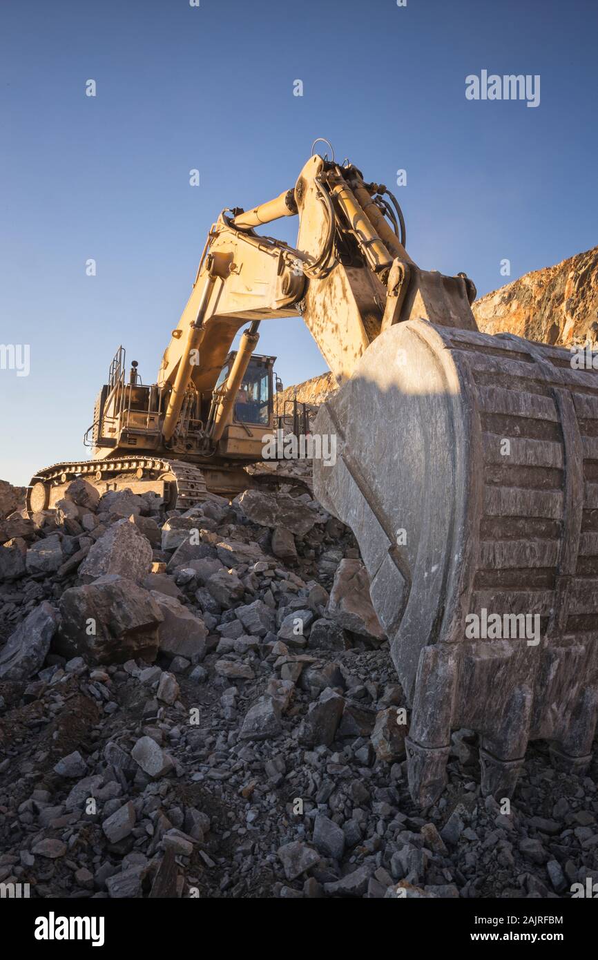 Macchinari per l'estrazione mineraria che lavorano su rocce Foto Stock