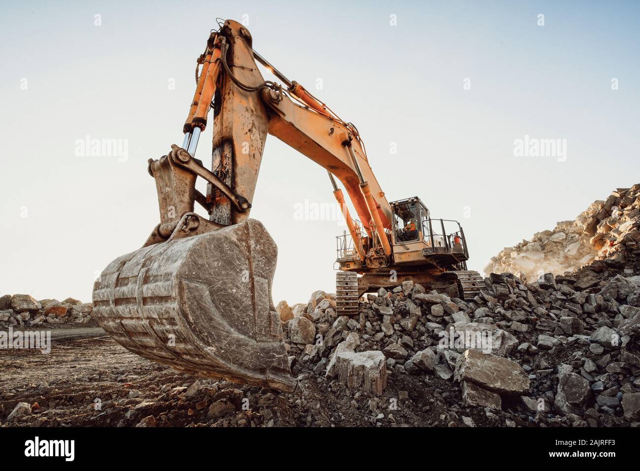 Macchinari per l'estrazione mineraria che lavorano su rocce Foto Stock