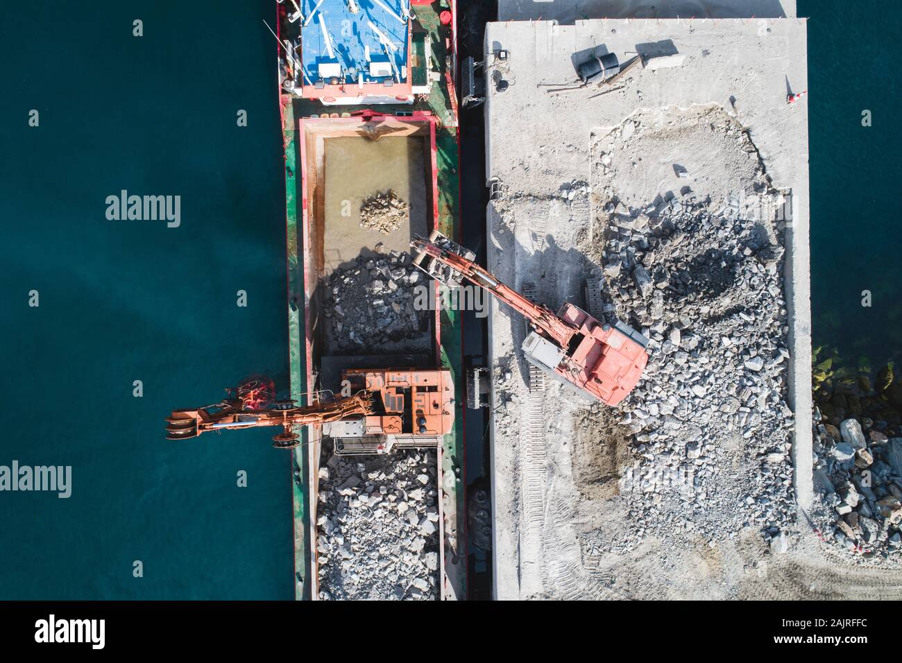 Macchinari per l'estrazione mineraria che lavorano su navi da carico Foto Stock