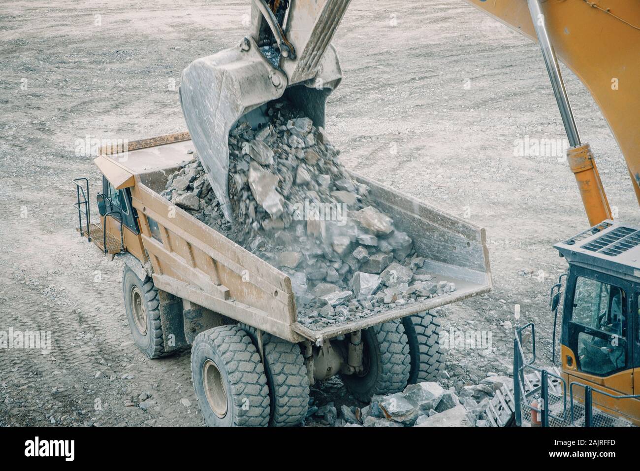 Macchinari per l'estrazione mineraria che lavorano su rocce Foto Stock