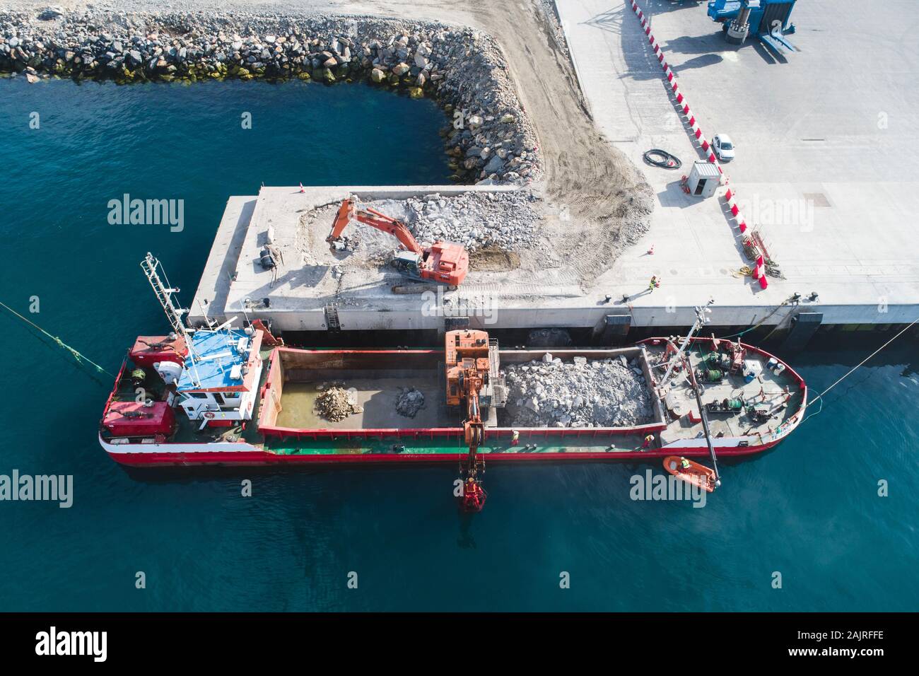 Macchinari per l'estrazione mineraria che lavorano su navi da carico Foto Stock