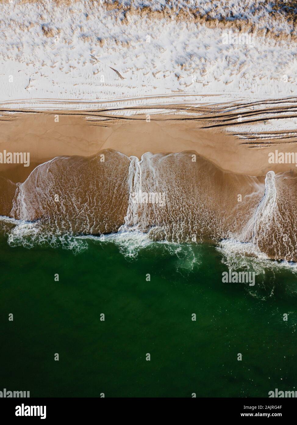 Surf e neve mattina invernale sulla spiaggia a Charlestown Rhode Island Foto Stock