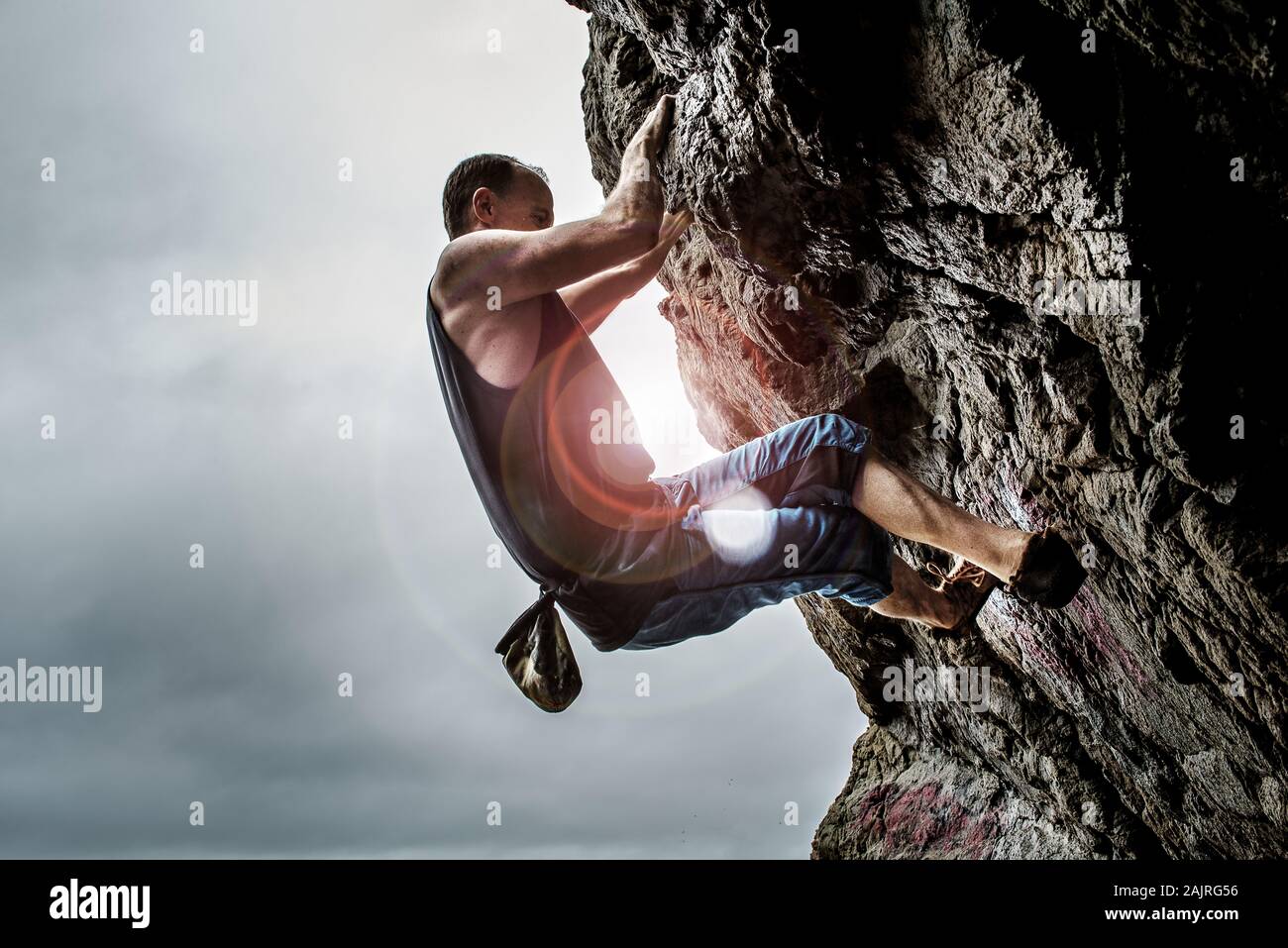 atleta maschile bouldering sulle rocce a san francisco Foto Stock