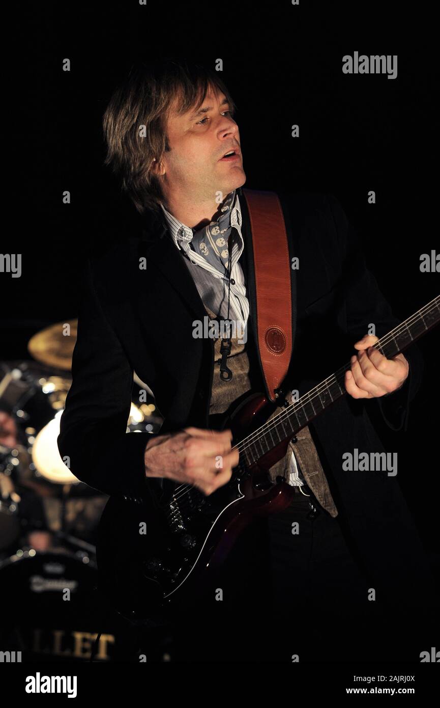 Milano Italia 01 marzo 2010 il concerto dal vivo di Spandau Ballet presso il Mediolanum Forum di Assago: il sassofonista e chitarrista degli Spandau Ballet, Steve Norman, durante il concerto Foto Stock