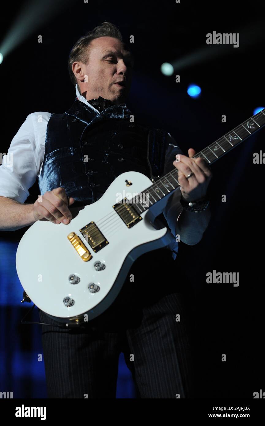 Milano Italia 01 Marzo 2010 , concerto dal vivo di Spandau Ballet presso il Mediolanum Forum di Assago: il chitarrista degli Spandau Ballet, Gary Kemp, durante il concerto Foto Stock