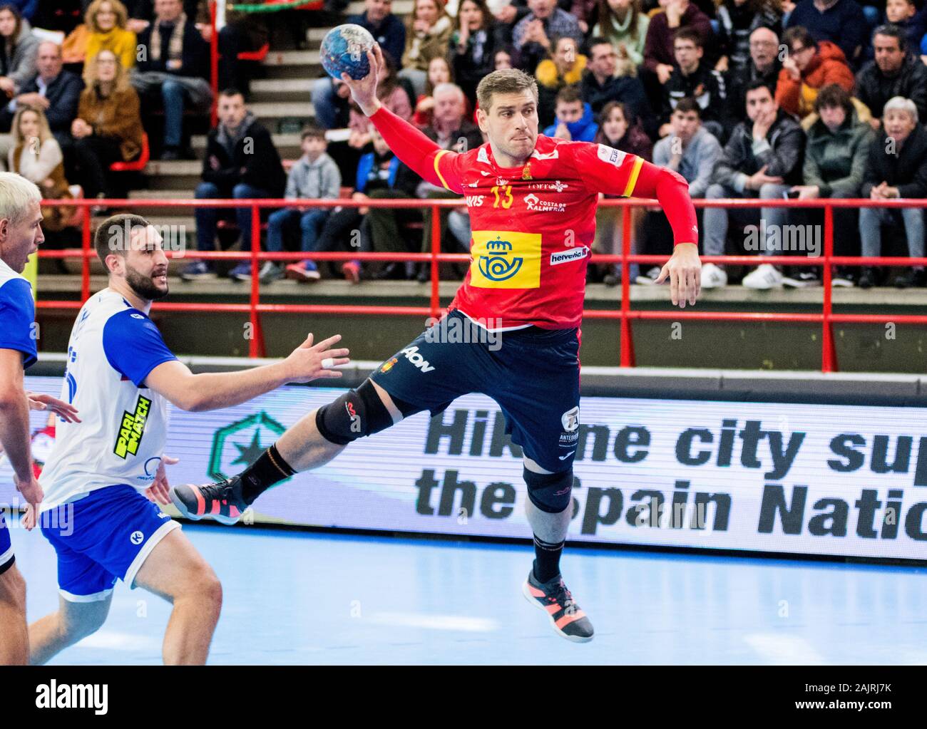 Torrelavega, Spagna. 5 gennaio 2020. Julen Aguinagalde (Spagna) salta al tiro la palla durante la partita di pallamano di memoria internazionale 'Domingo Barcenas' tra la Spagna e la Russia al Centro Sportivo Vicente Trueba su Gennaio 5, 2020 a Torrelavega, in Spagna. © David Gato/Alamy Live News Foto Stock