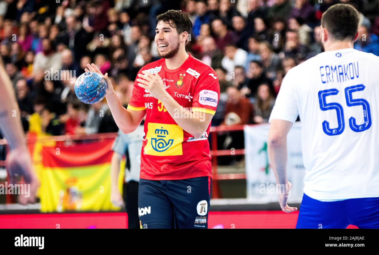 Torrelavega, Spagna. 5 gennaio 2020. Daniel Dujshebaev (Spagna) controlla la palla durante la partita di pallamano di memoria internazionale 'Domingo Barcenas' tra la Spagna e la Russia al Centro Sportivo Vicente Trueba su Gennaio 5, 2020 a Torrelavega, in Spagna. © David Gato/Alamy Live News Foto Stock