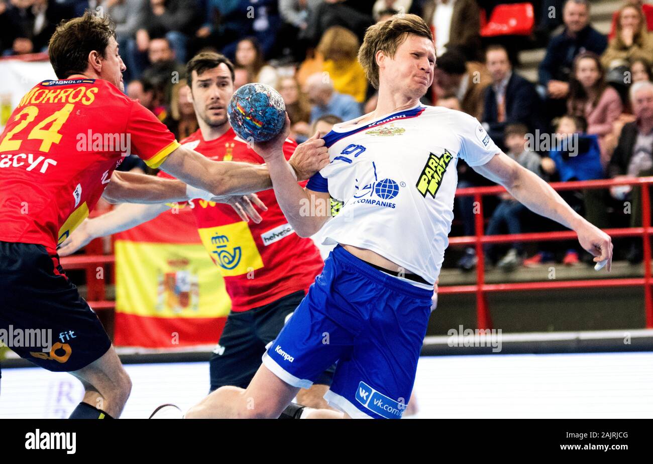 Torrelavega, Spagna. 5 gennaio 2020. Viran Morros (Spagna) afferra Pavel Atman (Russia) mentre si tenta di colpo la palla durante la partita di pallamano di memoria internazionale 'Domingo Barcenas' tra la Spagna e la Russia al Centro Sportivo Vicente Trueba su Gennaio 5, 2020 a Torrelavega, in Spagna. © David Gato/Alamy Live News Foto Stock