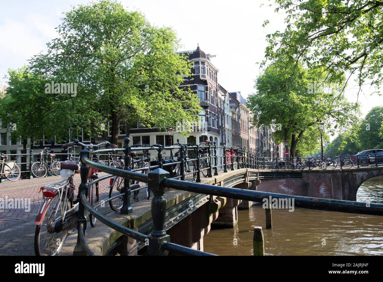 Bella vista dei canali di Amsterdam con il ponte e il tipico olandese case. Holland Foto Stock