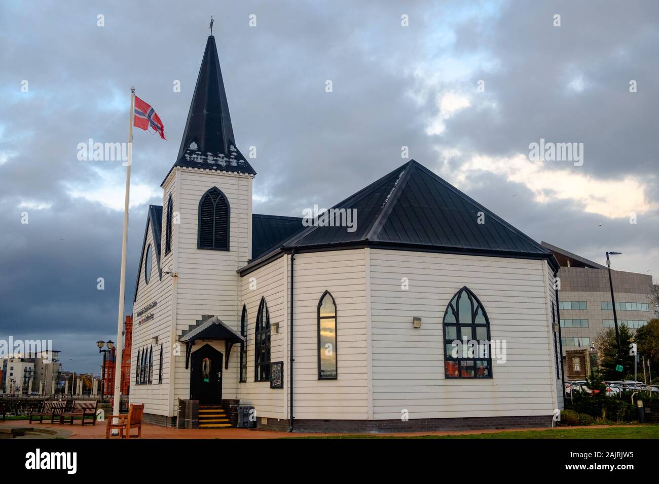 La chiesa norvegese è uno di Cardiff Bay pietre miliari. Essa ha una grande storia, ora serve come un centro di arti e contiene un cafe'. Foto Stock