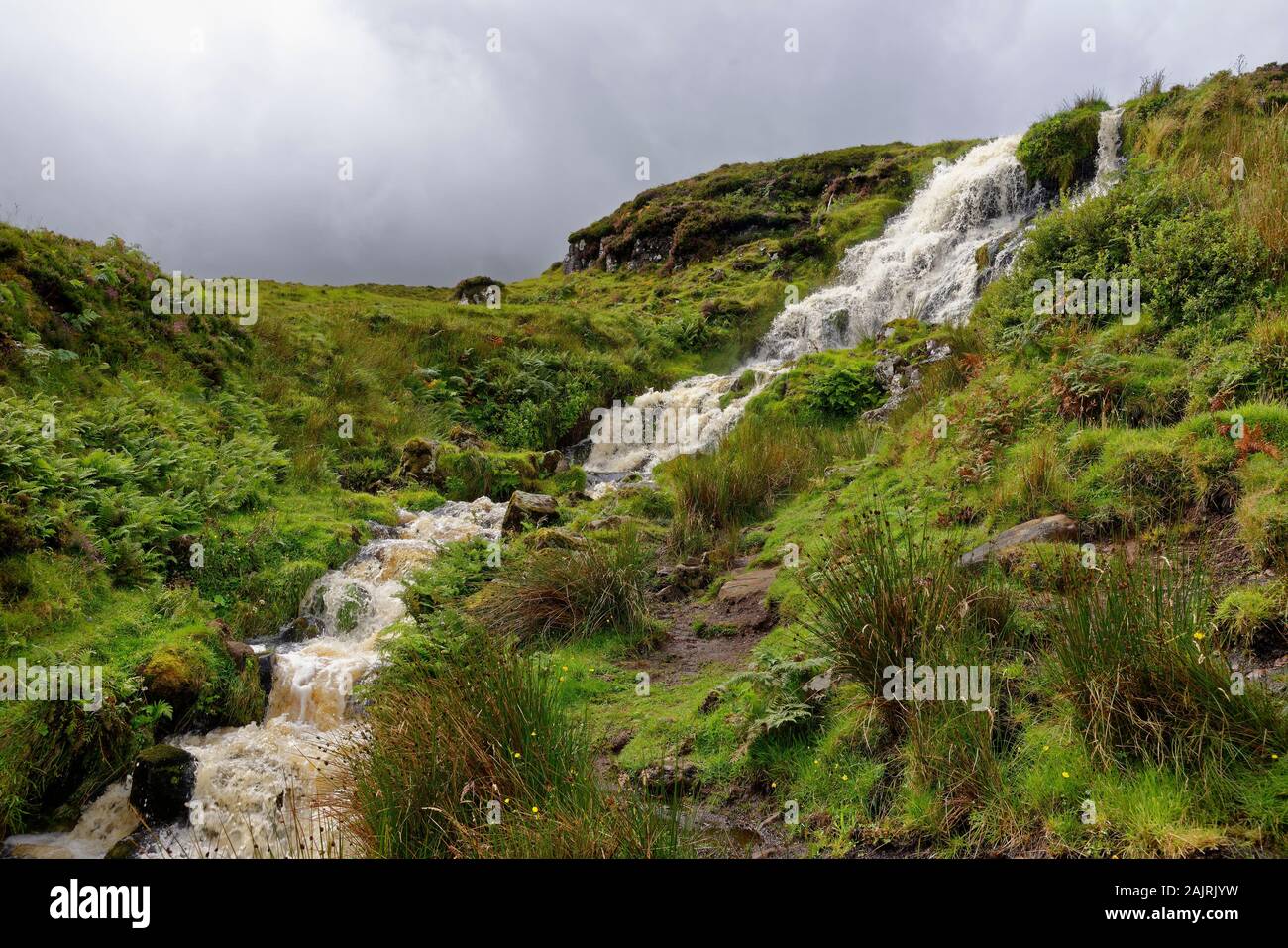 Sposa velo cade nell ondata dopo forti piogge Loch Leathan, Isola di Skye, Western Isles, Scozia Foto Stock