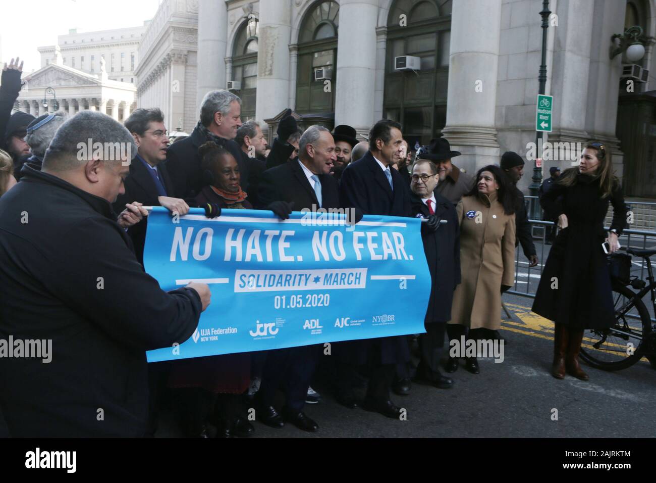 Brooklyn, NY, STATI UNITI D'AMERICA. Gen 5, 2020. Sindaco di New York City Bill de Blasio, New York City First Lady Chirlane McCray, U.S. Il Congresso degli Stati Yvette Clarke, U.S. Il Congresso degli Stati Jerry Nadler, U.S. Senatori Kirsten Gillibrand e Chuck Schumer, Brooklyn Avvocatura Distrettuale Eric Gonzalez, Manhattan Borough Presidente Gale birraio e altri funzionari eletti lungo con residenti della Comunità & sostenitori marzo nel 'Nessun odio. Nessuna paura solidarietà marzo " attraverso il Ponte di Brooklyn il 5 gennaio 2020 nella città di New York. Credito: Mpi43/media/punzone Alamy Live News Foto Stock