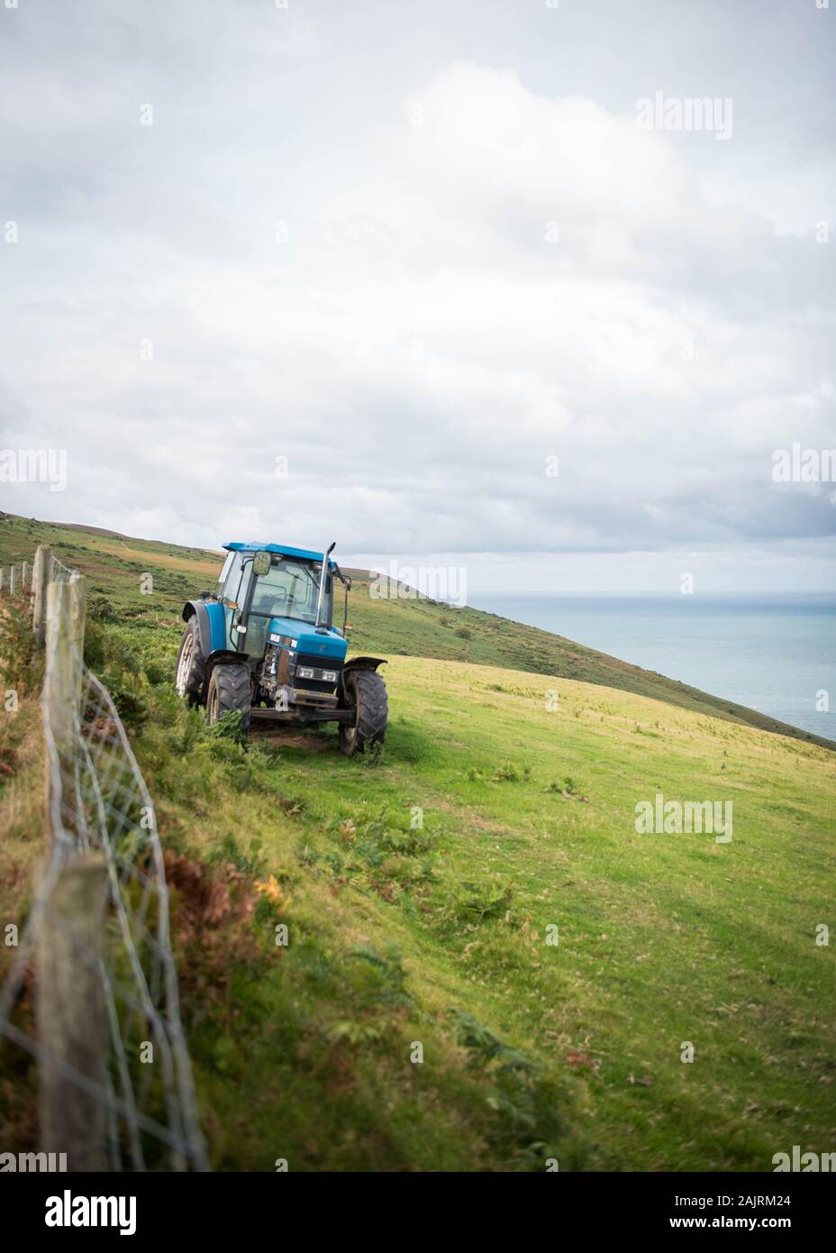 Trattrice agricola Agriturismo Costiera sulla terra Exmoor in North Devon Regno Unito Foto Stock