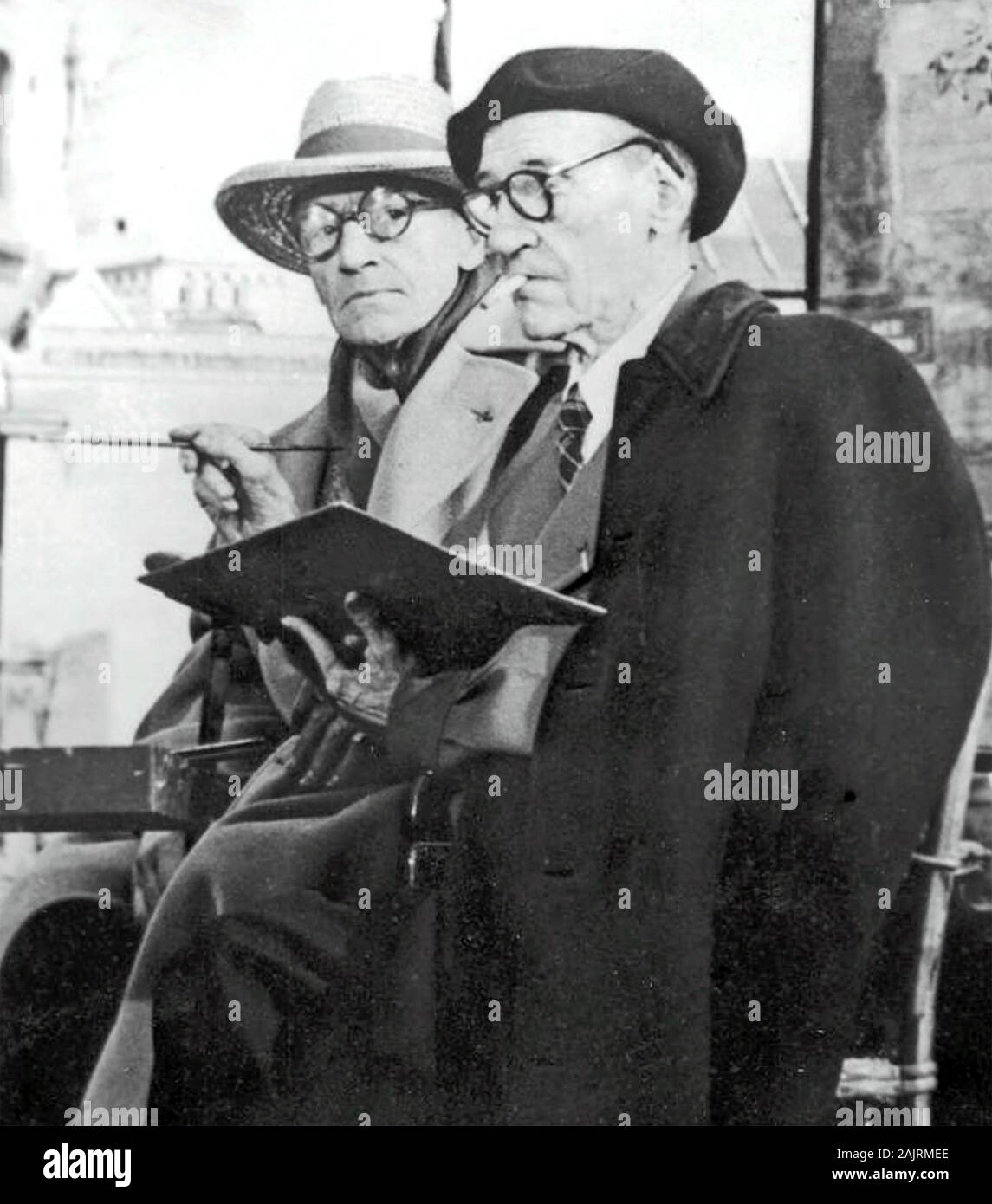 MAURICE UTRILLO pittore francese a destra con il suo amico attore Sacha Guitry circa 1950 Foto Stock