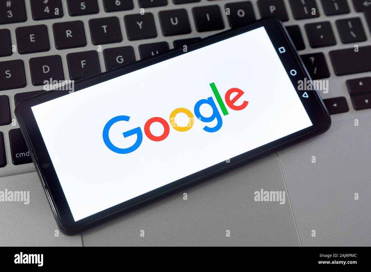 Wroclaw, Polonia - Ott 23, 2019: logo di Google su Huawei P30 schermo. Google è il più popolare motore di ricerca web. Foto Stock