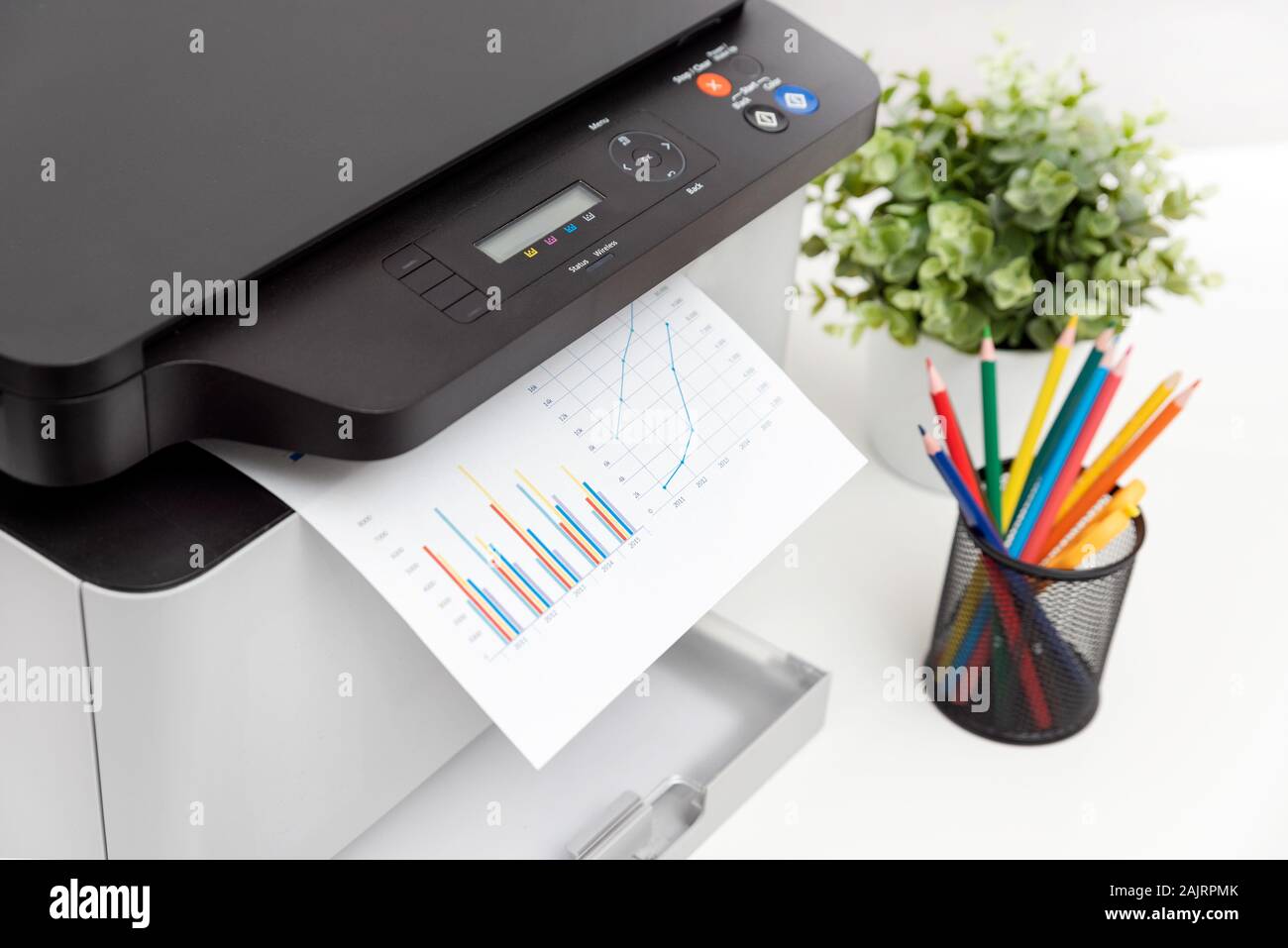 Dispositivo multifunzione, copiatrice, scanner e stampante in ufficio. Stampante laser professionale. Foto Stock