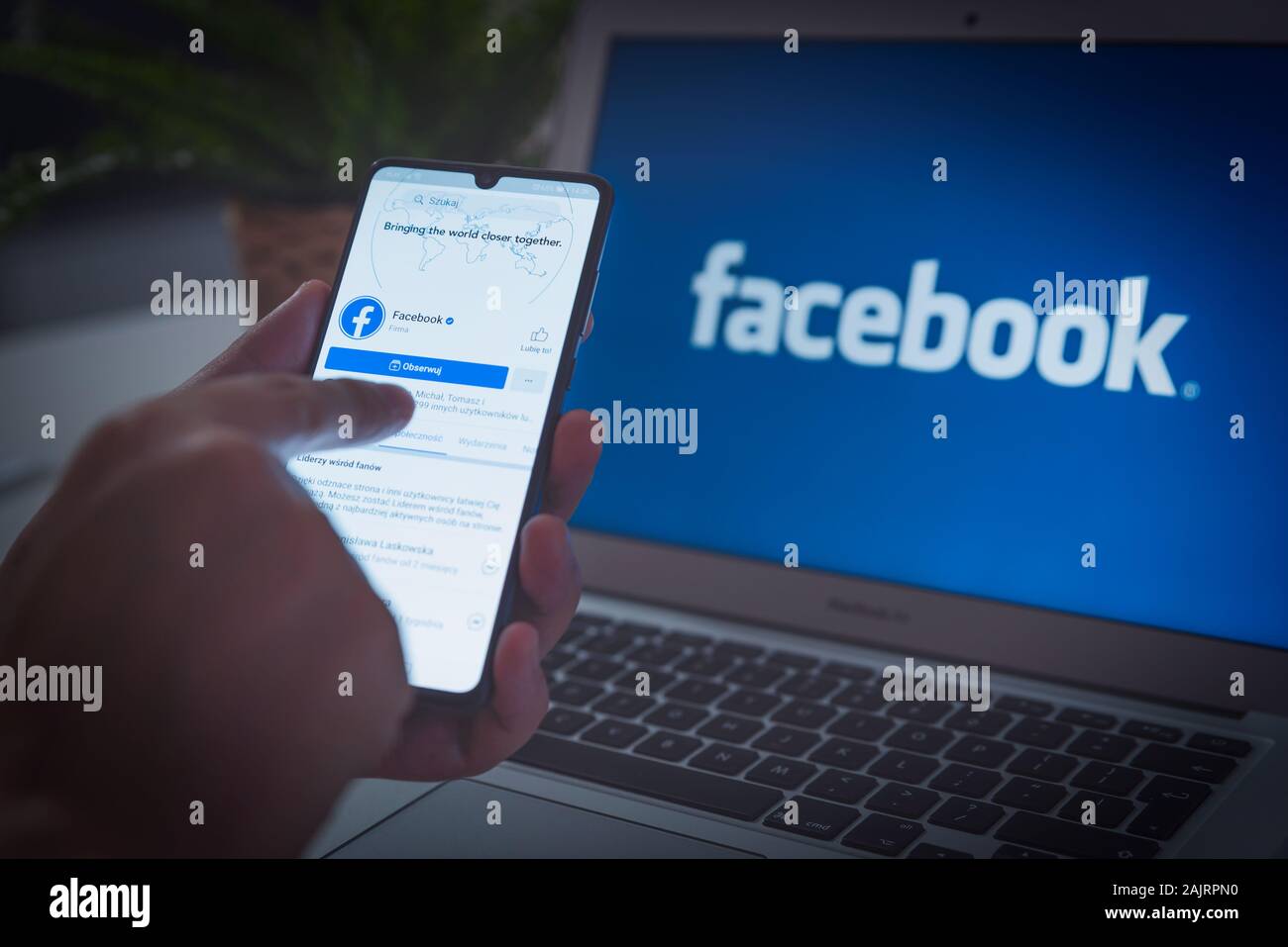 Wroclaw, Polonia - Ott 23, 2019: uomo servendosi dell'applicazione Facebook su Huawei P30. Facebook è il più popolare social media service. Foto Stock