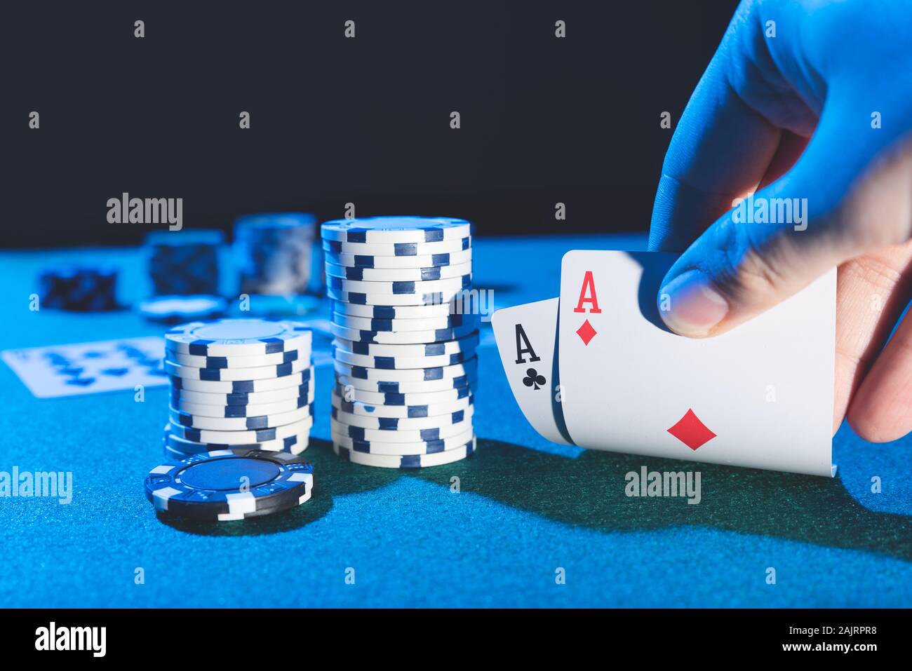 L'uomo gioca a poker al casinò. Azienda carte in mano, il concetto di gioco d'azzardo Foto Stock