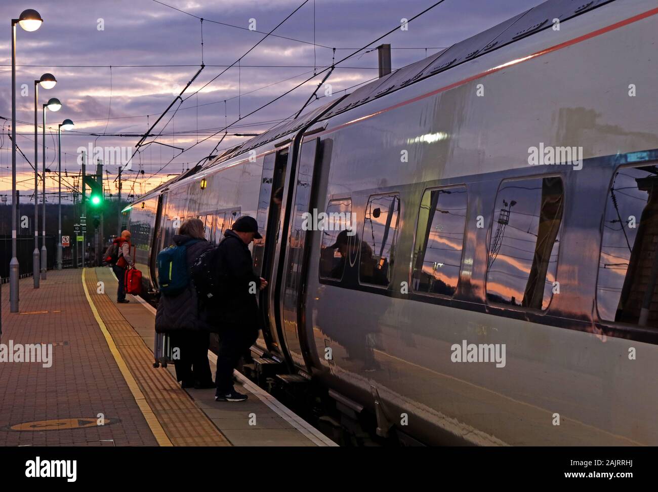 Imbarco a Avanti West Coast, WCML, West Coast Mainline - rebrand per FirstGroup TrenItalia, sostituzione di treni del Virgin Dec2019, alla stazione di Warrington Foto Stock