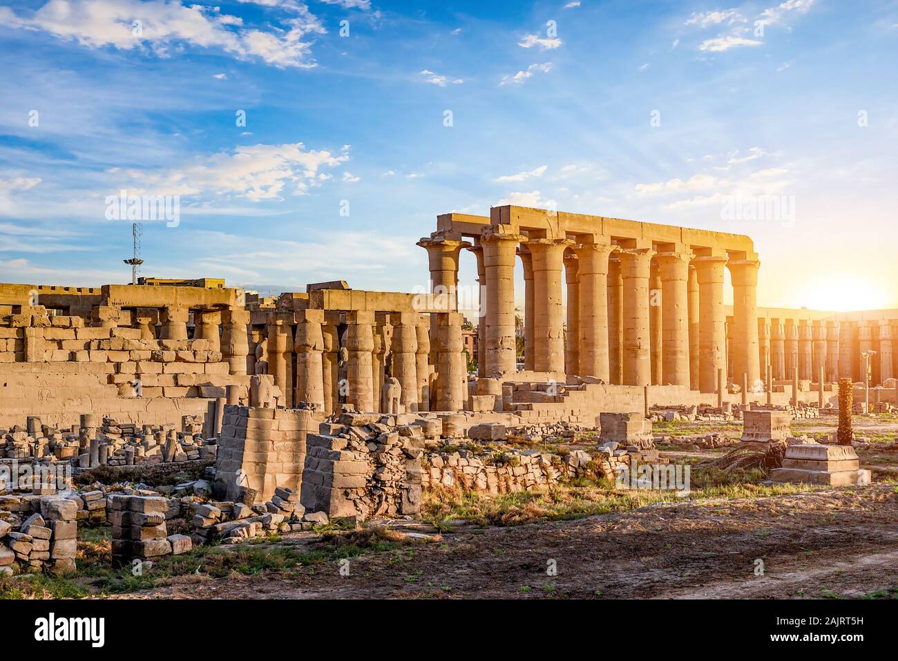 Rovine del tempio di Karnak al tramonto a Luxor, Egitto Foto Stock