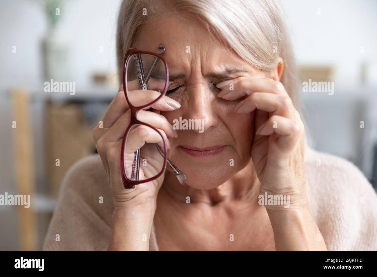 Close up malsana vecchia donna soffre di emicrania Foto Stock