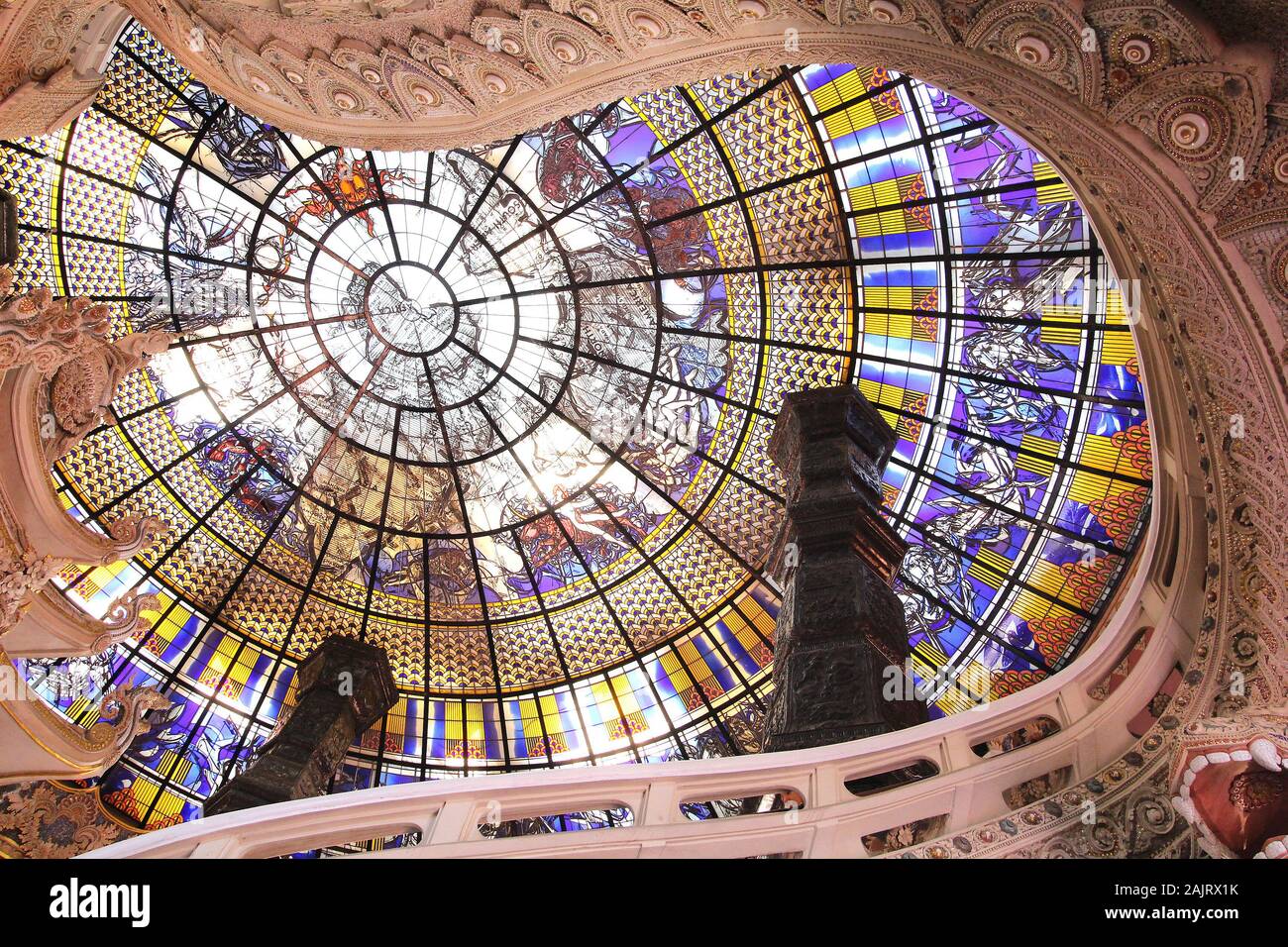 La Scalinata ornamentali e soffitto in vetro colorato di Erawan Museum a Bangkok, in Thailandia Foto Stock