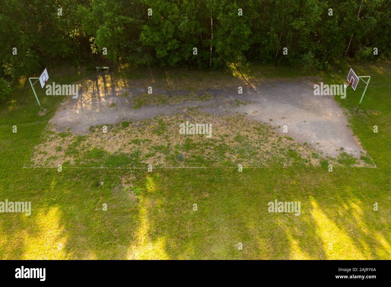 Vista drone di old street basketball vicino alla foresta. Foto Stock