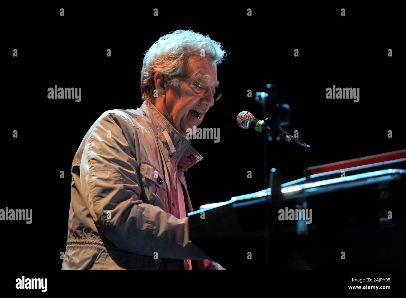 Milano, 08 luglio 2012, concerto dal vivo di Ray Manzarek e Robby Krieger delle porte , presso l' Ippodromo del galoppo': Ray Manzarek durante il concerto Foto Stock