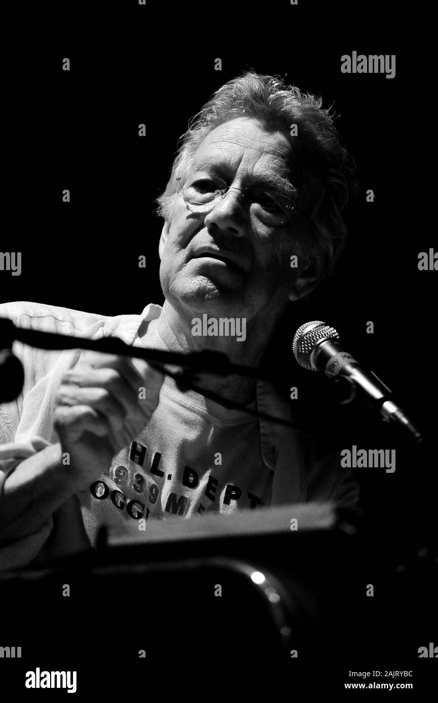 Milano, 08 luglio 2012, concerto dal vivo di Ray Manzarek e Robby Krieger delle porte , presso l' Ippodromo del galoppo': Ray Manzarek durante il concerto Foto Stock