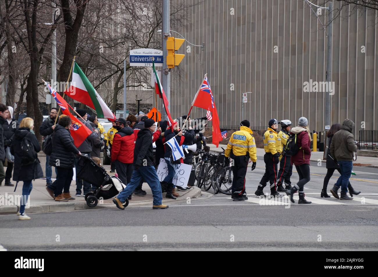 TORONTO, Canada - 01 04 2020: persone sostenere il Presidente statunitense Donald Trump's politica in Iran e l'assassinio del generale iraniano Soleimani in un rally Foto Stock