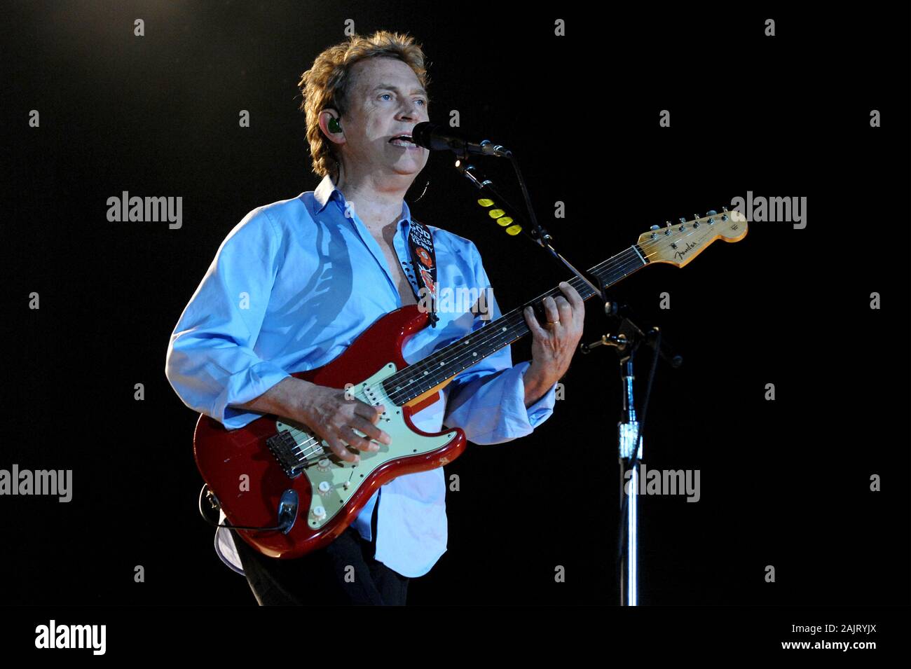 Torino Italia , 02 ottobre 2007 , concerto dal vivo della polizia alla Stadio Delle Alpi : Andy Summers, chitarrista della polizia durante il concerto Foto Stock