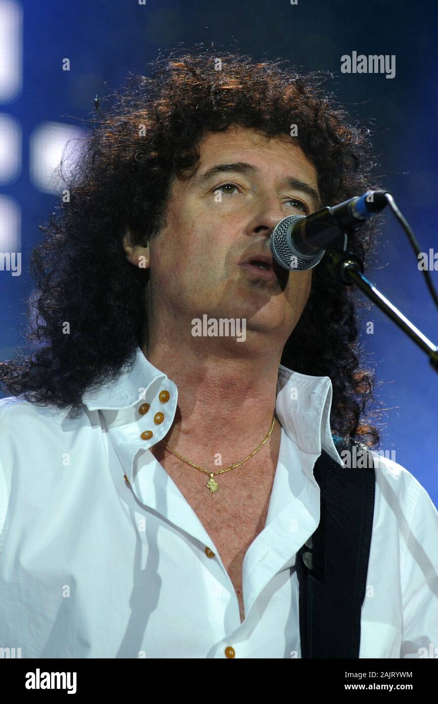 Londra Inghilterra 13 ottobre 2008, il Cosmo Rocks tour 2008, l'Arena O2,concerto dal vivo dei Queen e Paul Rodgers:Brian May durante il concerto Foto Stock