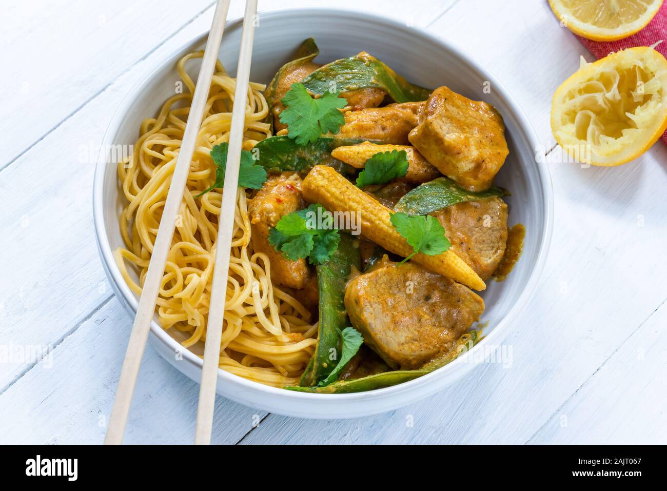 Satay di maiale al curry con noodle all'uovo Foto Stock