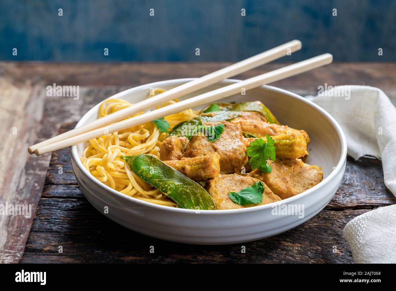 Satay di maiale al curry con noodle all'uovo Foto Stock
