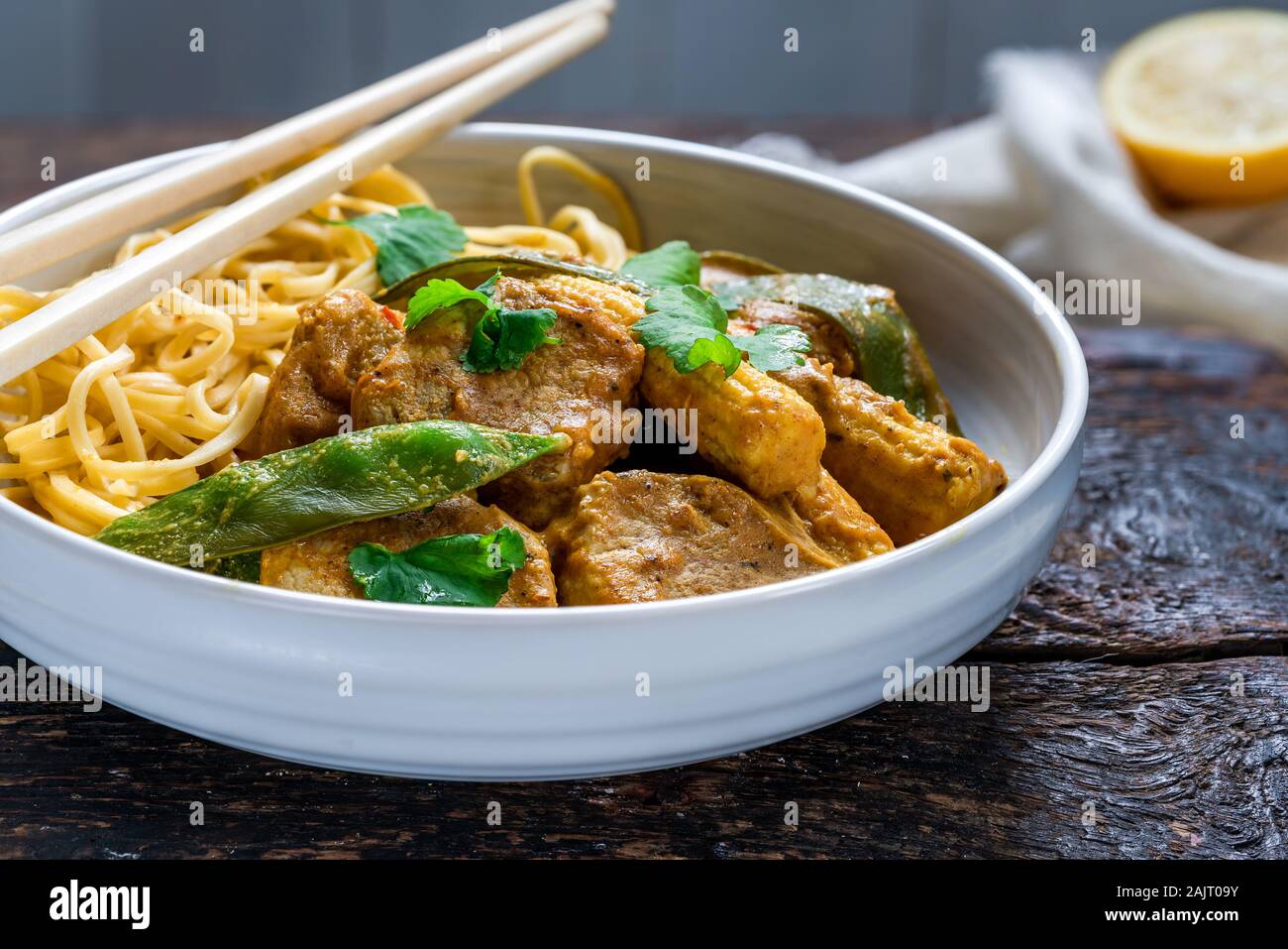 Satay di maiale al curry con noodle all'uovo Foto Stock