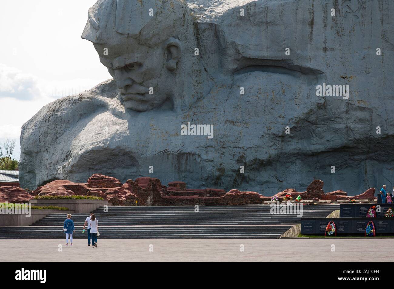 L epica statua "coraggio" che celebra la difesa della fortezza ed è 33,5 metri di altezza domina il complesso di Brest in Bielorussia Foto Stock