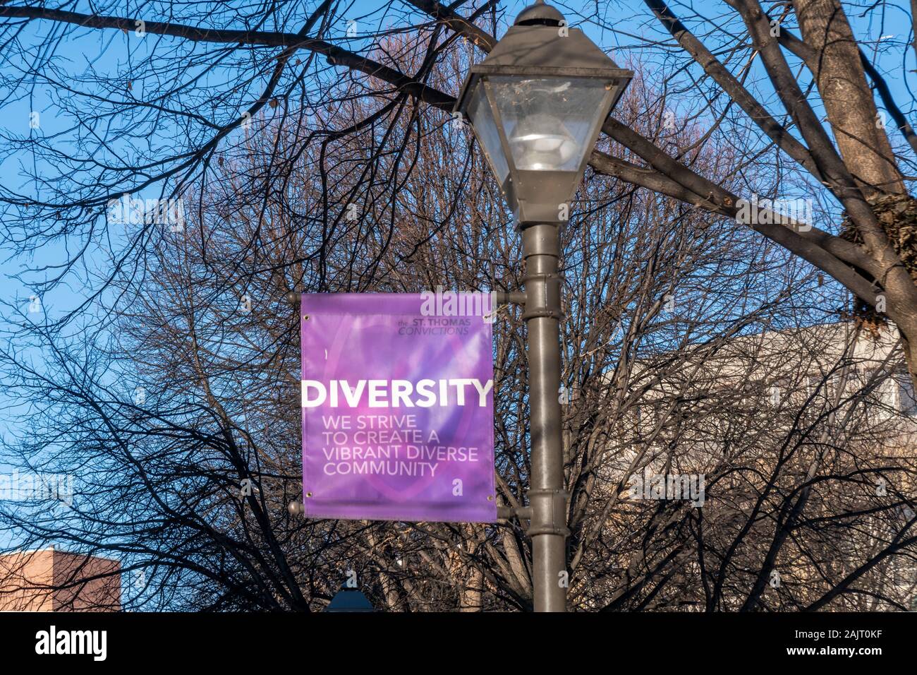 ST. PAUL, MN/USA - gennaio 4, 2020: Università di San Tommaso bandiera del campus e il logo. Foto Stock