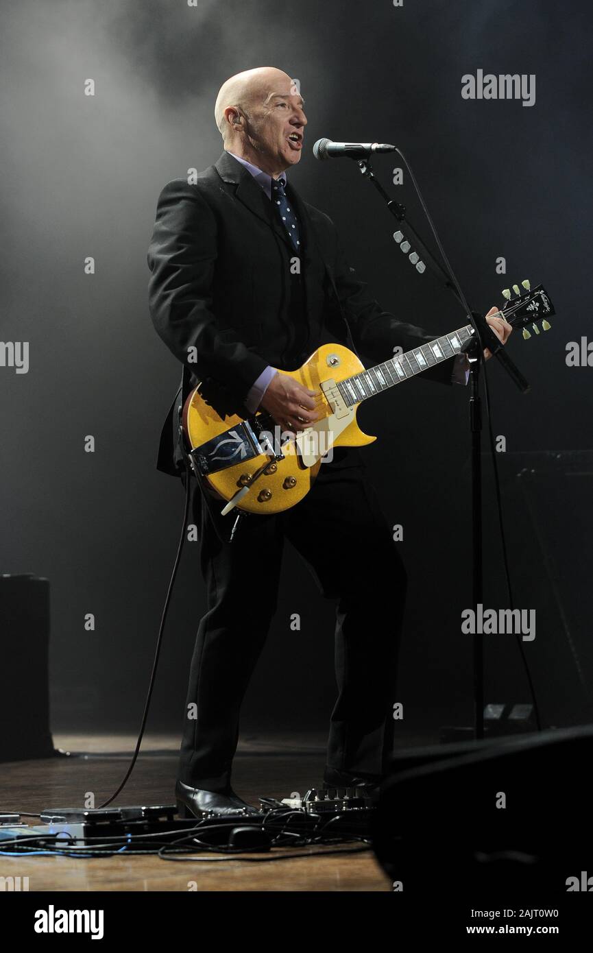 Milano, 05 novembre 2012,Ultravox concerto dal vivo all'Alcatraz :Midge Ure,cantante e chitarrista di Ultravox, durante il concerto Foto Stock