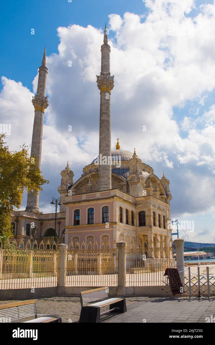 La Moschea Ortakoy, ufficialmente conosciuta come Buyuk Mecidiye Camii o Grand Imperial Moschea del Sultano Abdulmecid in Ortakoy distretto di Besiktas Foto Stock