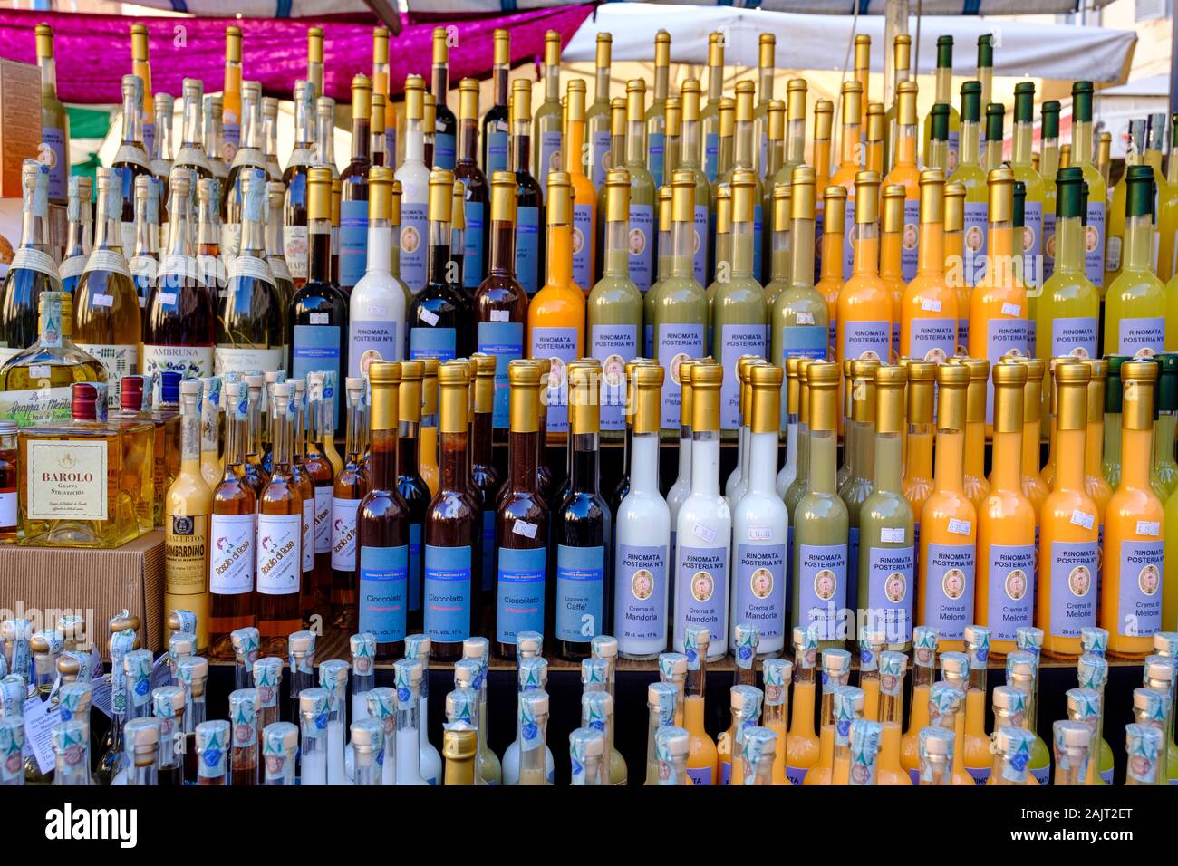 Varietà di bottiglie di liquore in vendita, mercato pubblico al mercato di campo de' Fiori, Roma, Italia Foto Stock