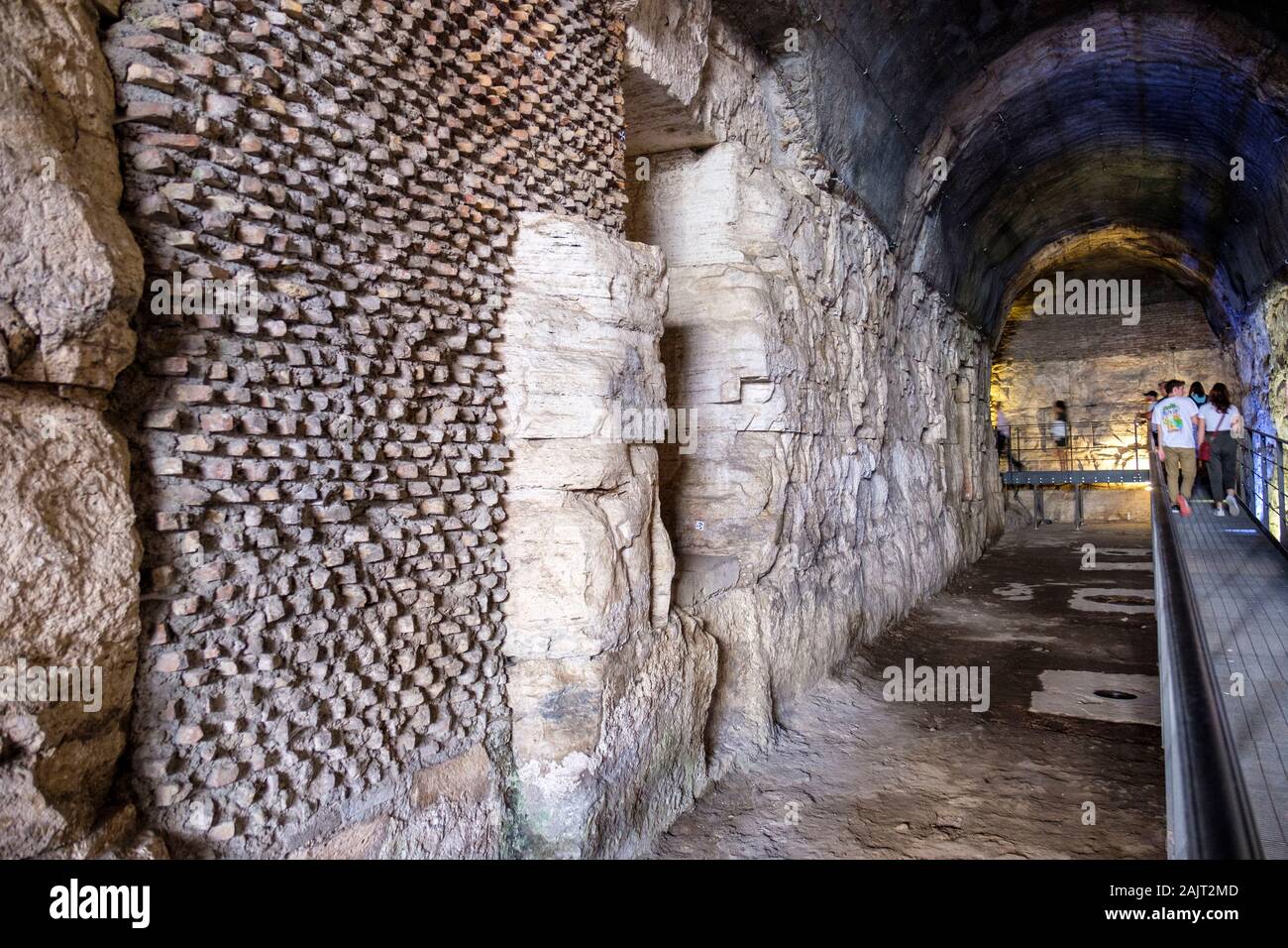 Gli edifici dell'antica Roma, i turisti che partecipano a un tour guidato dei sotterranei del Colosseo, del Colosseo, dell'Anfiteatro Flavio, i turisti, il Colosseo di Roma Roma, Italia Foto Stock