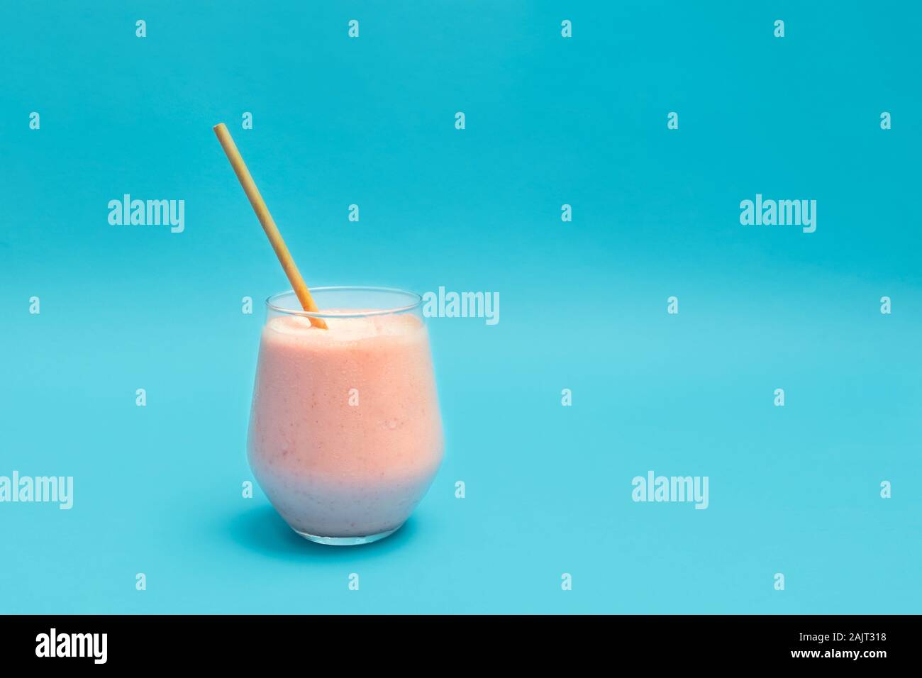 Tradizionale Indiano bevande speziate Strawberry lassi su sfondo blu Foto Stock