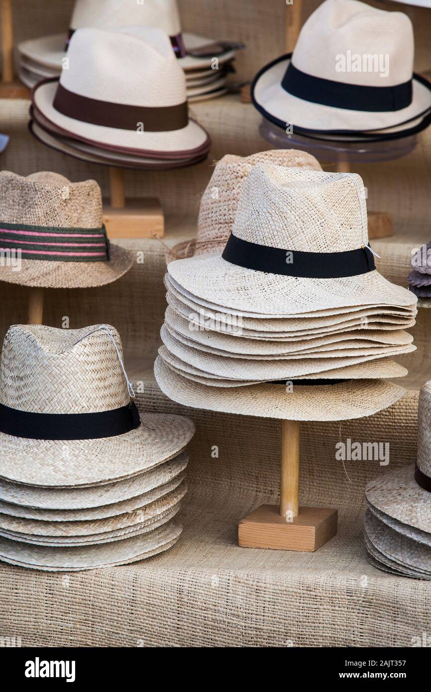 Cappelli di paglia in vendita ad un mercato settimanale in Etel, una piccola città di pesca del tonno in Bretagna, Francia occidentale. Foto Stock