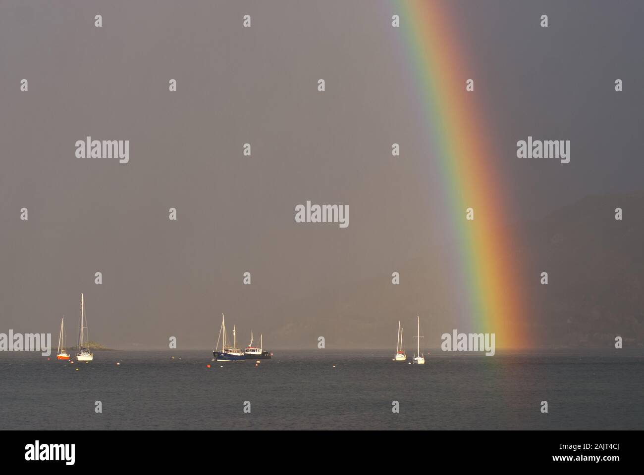 Rainbow su barche, Loch Torridon, Wester Ross, Scotland, Regno Unito. Foto Stock