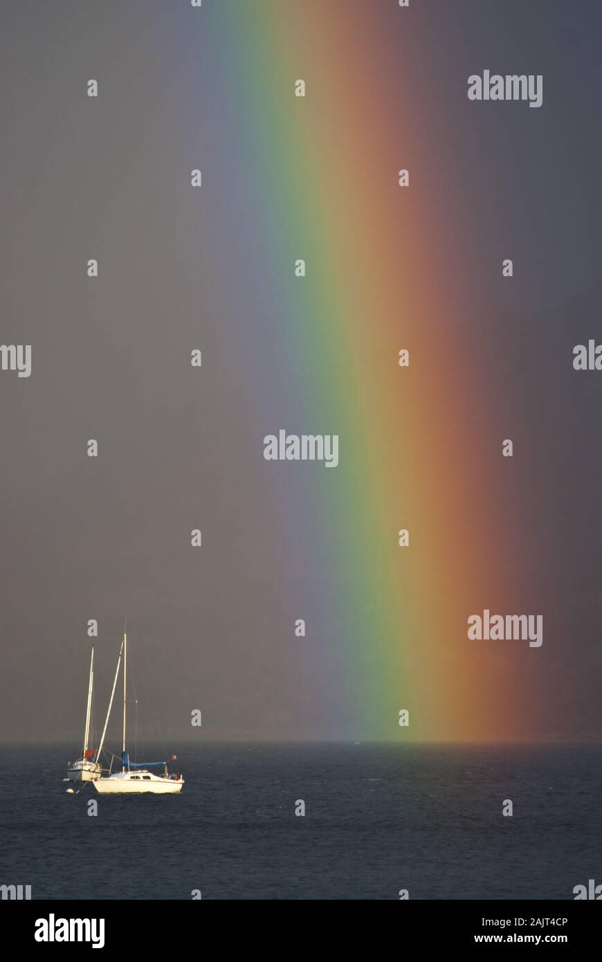 Rainbow su barche, Loch Torridon, Wester Ross, Scotland, Regno Unito. Foto Stock