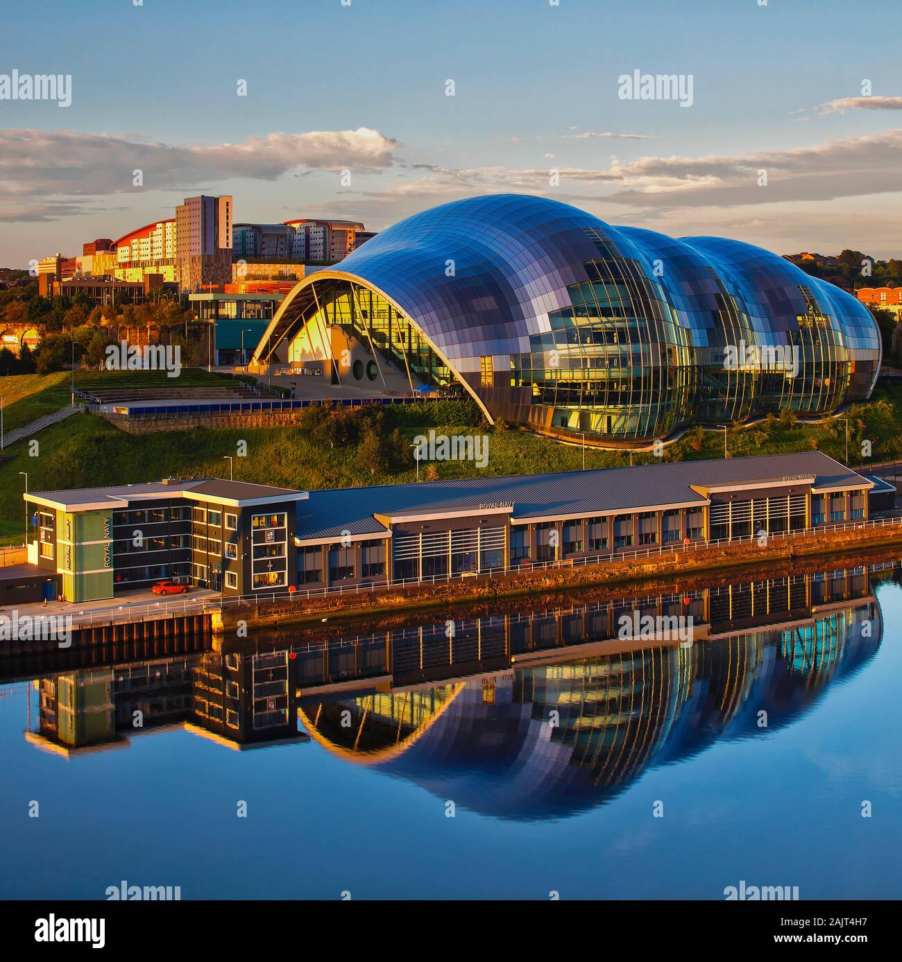 Una vista di Sage Gateshead riflessa nel fiume Tyne visto dal Newcastle Quayside, Newcastle upon Tyne, Tyne & Wear, England, Regno Unito Foto Stock