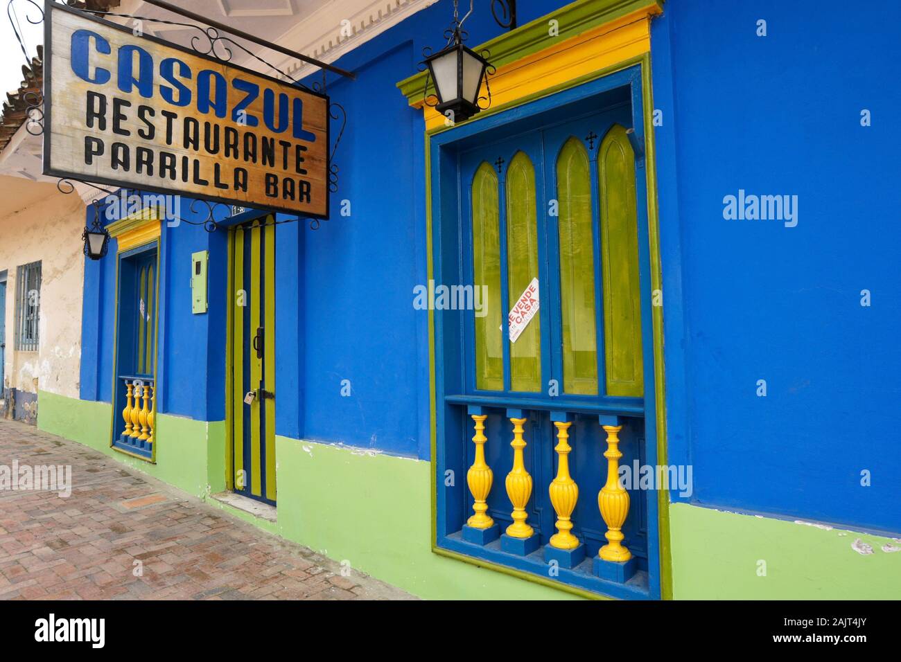 Colorato ristorante in stile coloniale in vendita con segno in spagnolo (Blue House Ristorante, grill bar), Nemocon, Colombia Foto Stock