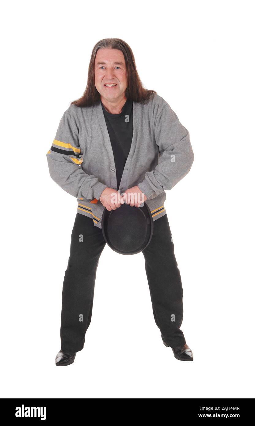 Un uomo indigeno in una giacca grigia e lunga brunette capelli ballare la sua black hat, isolato per sfondo bianco Foto Stock