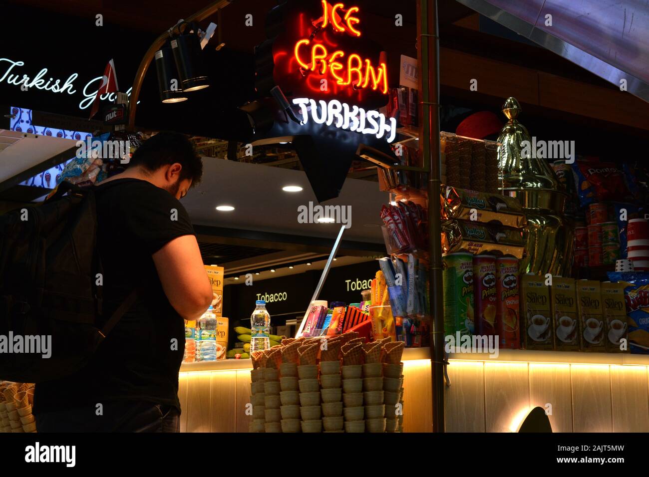 Aeroporto di Istanbul / Turchia - 19 novembre 2019 i negozi di design e fast food utilizzano insegne al neon luminose e display a LED per tentare i viaggiatori Foto Stock