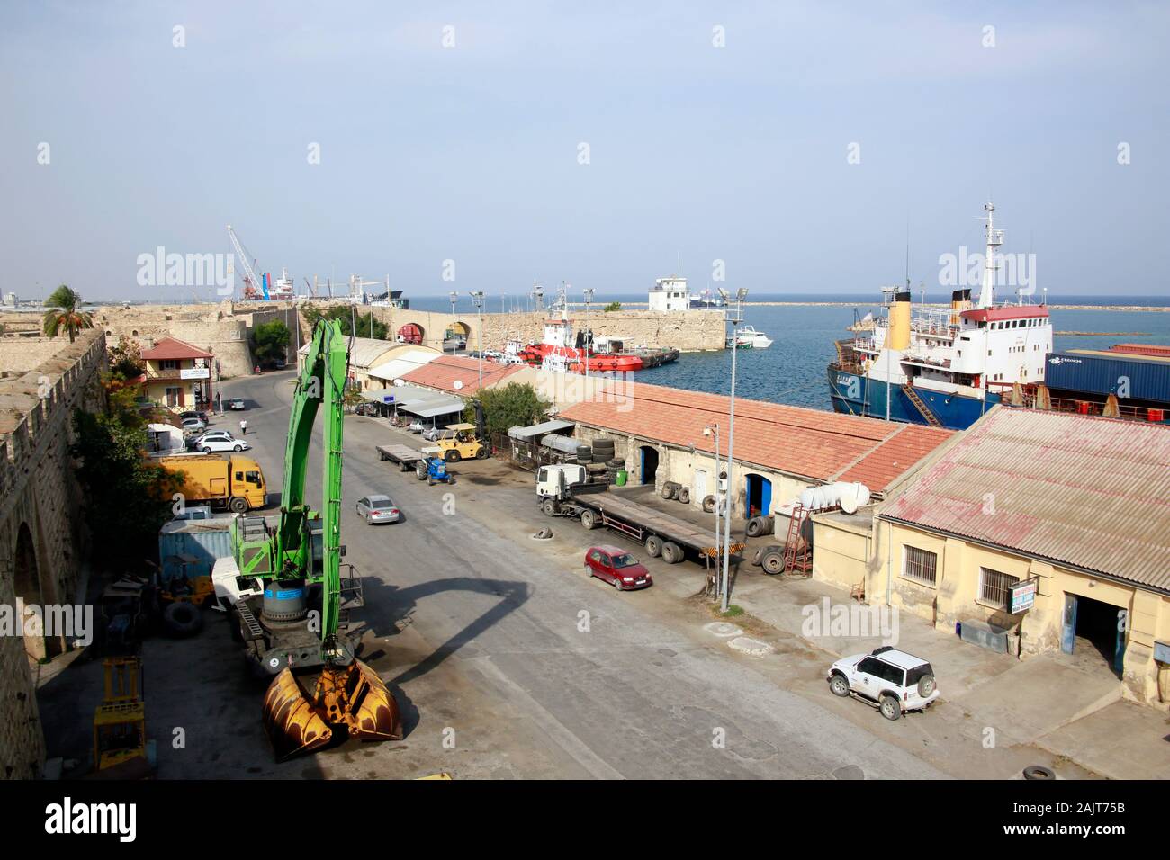 Blick vom Seetor,Teil der Venezianischen Stadtmauer, auf den Hafen, Famagosta, Türkische Republik Nordzypern Foto Stock